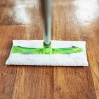 Cum îndepărtezi rapid și simplu petele de pe parchetul laminat