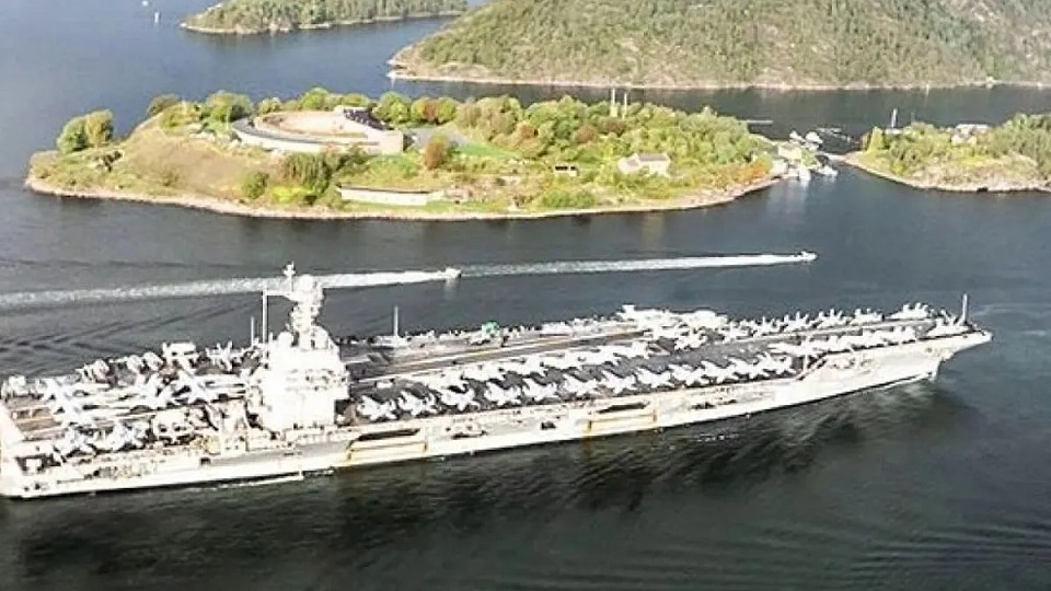 Portavionul USS Gerald Ford intră în apele Norvegiei. Un submarin al Rusiei a încercat să-l oprească