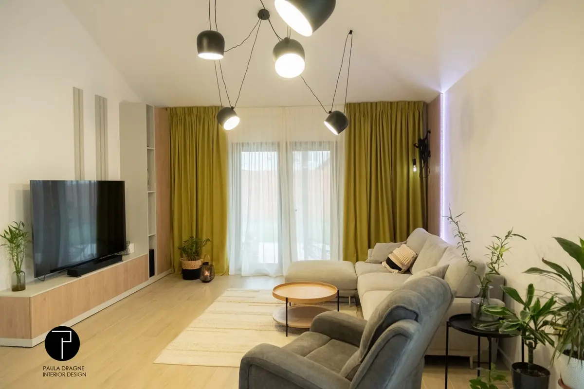 O casa amenajata modern in tonuri calde de lemn si verde