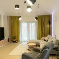 O casa amenajata modern in tonuri calde de lemn si verde