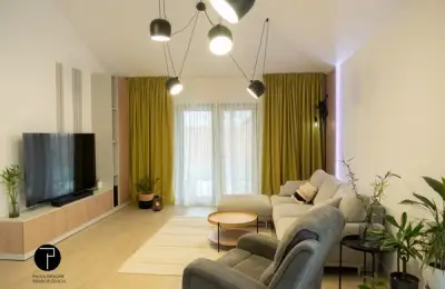 O casa amenajata modern in tonuri calde de lemn si verde