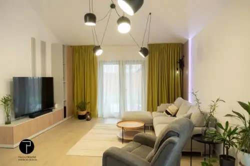 O casa amenajata modern in tonuri calde de lemn si verde