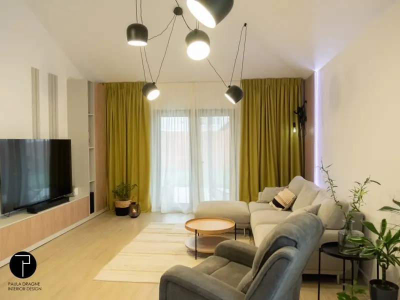 O casa amenajata modern in tonuri calde de lemn si verde