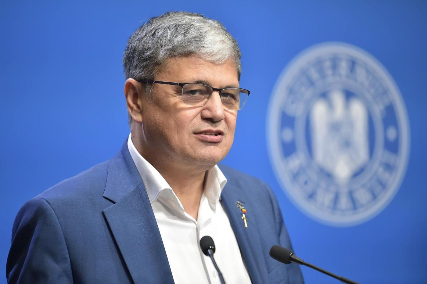 Boloş: Acest buget este cu adevărat unul modern, structurat pe priorităţile şi nevoile actuale / S-au pierdut nopţi şi zile pentru realizarea lui / Creştere economică de 3,4% / Câştigul salarial mediu net lunar va creşte cu 9,3% / Creştere a pensiilor