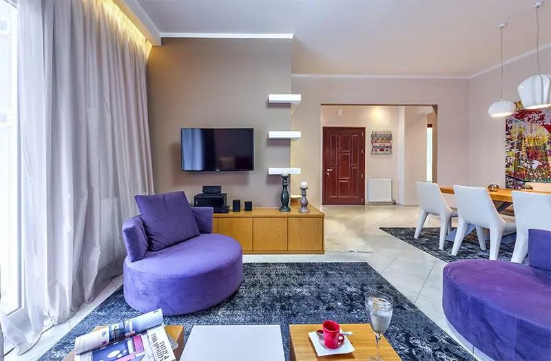 Amenajare de apartament cu accente de culoare inspirate din mediul ambiant