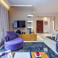 Amenajare de apartament cu accente de culoare inspirate din mediul ambiant