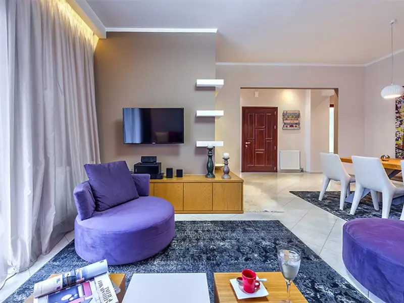 Amenajare de apartament cu accente de culoare inspirate din mediul ambiant