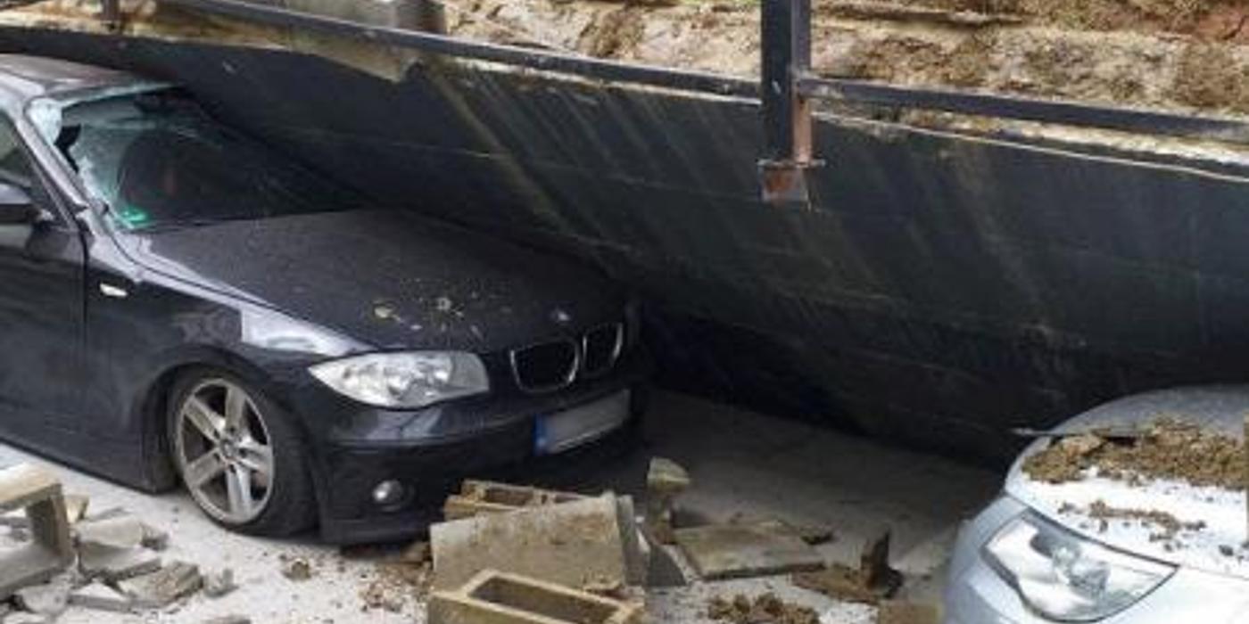 6 mașini au fost avariate ca urmare a prăbușirii unui stâlp de sprijin pe o stradă din Cluj