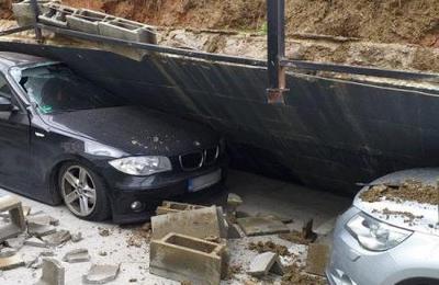 6 mașini au fost avariate ca urmare a prăbușirii unui stâlp de sprijin pe o stradă din Cluj