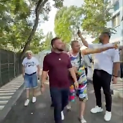 Moșia de la parter: Când curtea blocului devine proprietate privată cu magazie de murături și supraveghere video