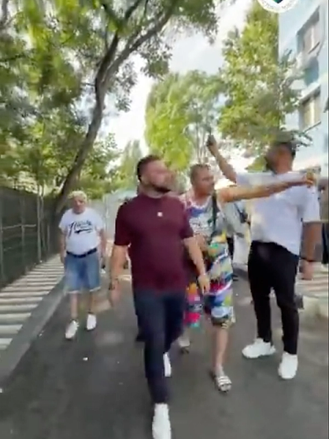 Moșia de la parter: Când curtea blocului devine proprietate privată cu magazie de murături și supraveghere video