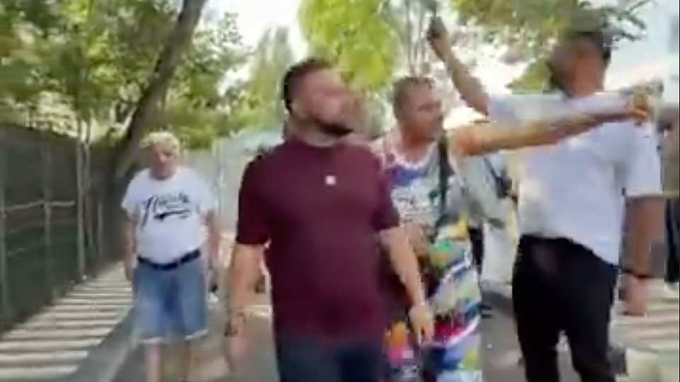 Moșia de la parter: Când curtea blocului devine proprietate privată cu magazie de murături și supraveghere video