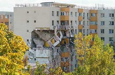 Explozie puternică într-un bloc din București. Două etaje, spulberate / Trei morți și 14 răniți / Locatarii au semnalat scurgeri de gaz. Distrigaz spune că a oprit gazul, dar a găsit sigiliul rupt
