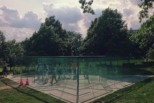 Un proiect “ametitor”: Labirintul de sticla, creatie Robert Morris