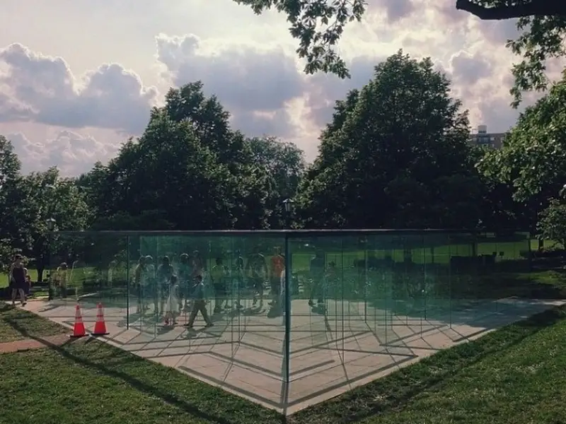 Un proiect “ametitor”: Labirintul de sticla, creatie Robert Morris