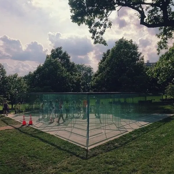 Un proiect “ametitor”: Labirintul de sticla, creatie Robert Morris