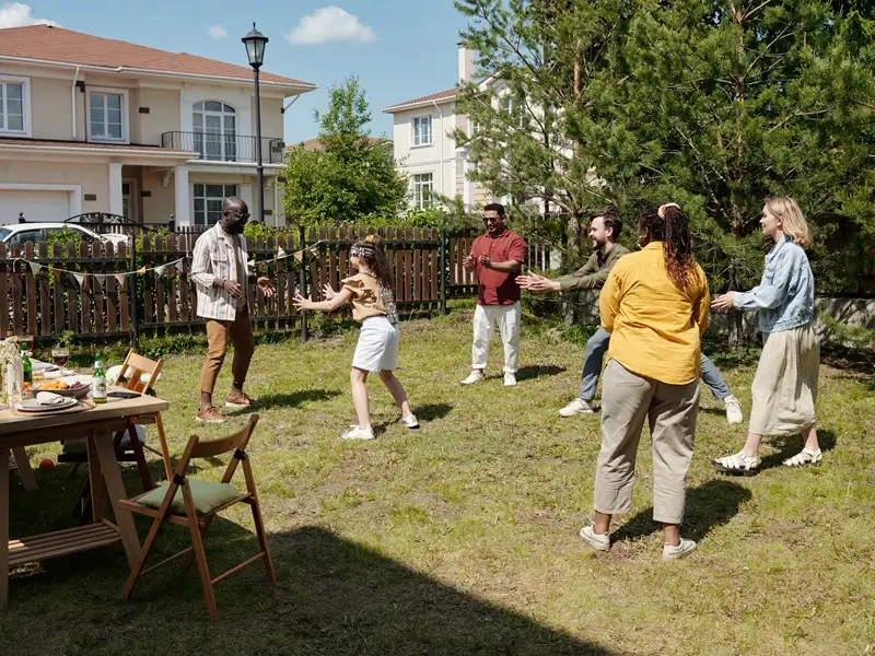 Cum să-ți echipezi curtea pentru grătare, jocuri și seri în aer liber