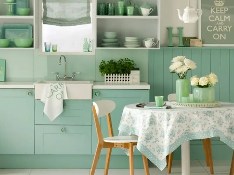 Renoveaza bucataria in nuante indraznete de verde