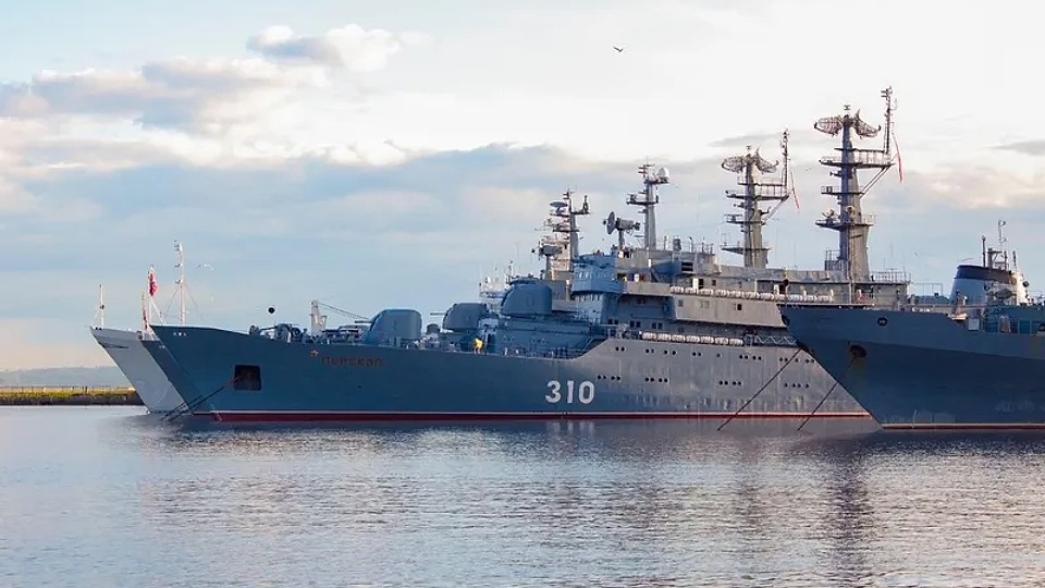 Navă de debarcare a Rusiei, ancorată lângă coasta Germaniei. Suspectă că a lansat drone în Danemarca