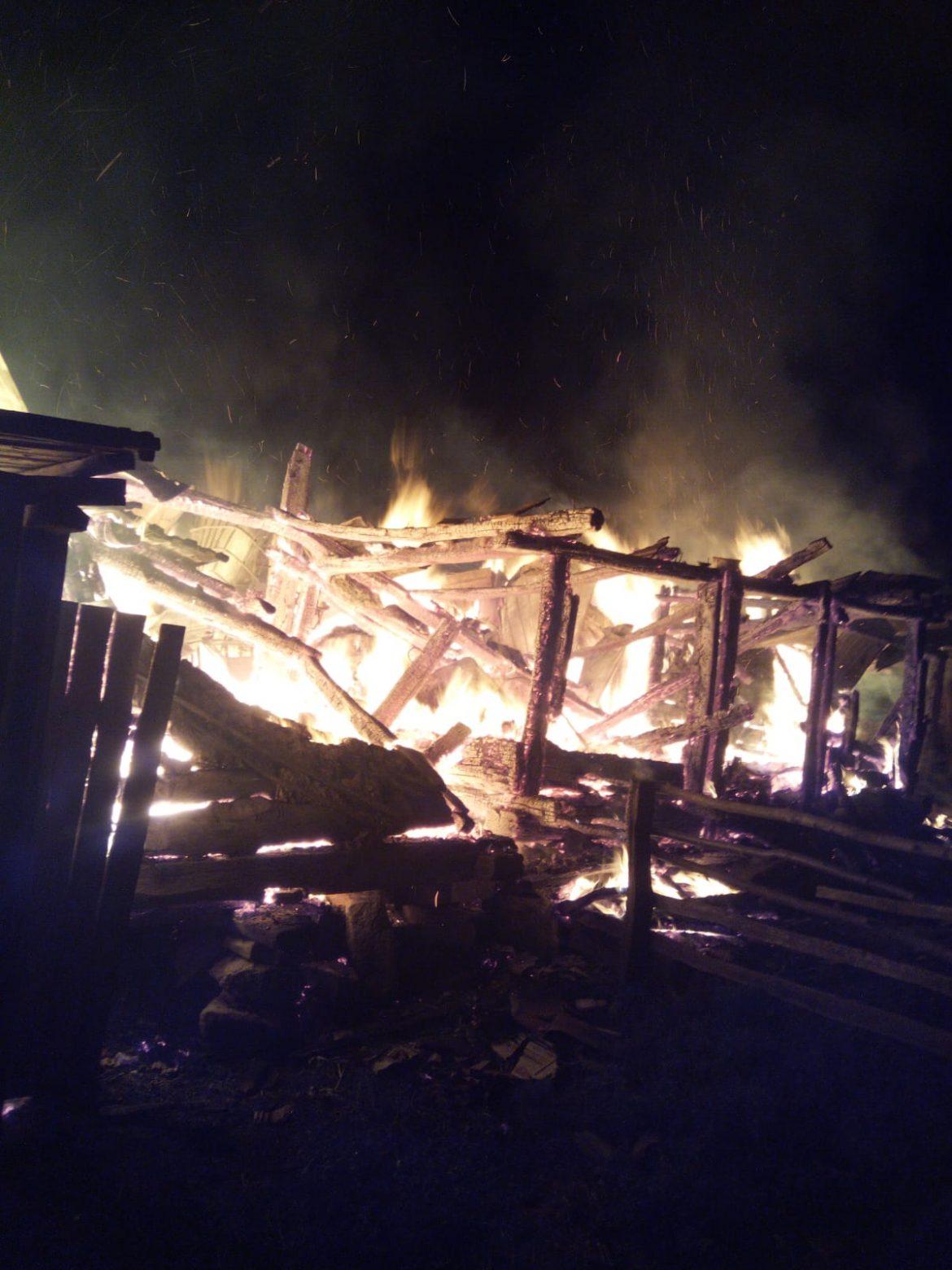 Un incendiu puternic a izbucnit seara trecută la un grajd din localitatea Leurda, comuna Cășeiu