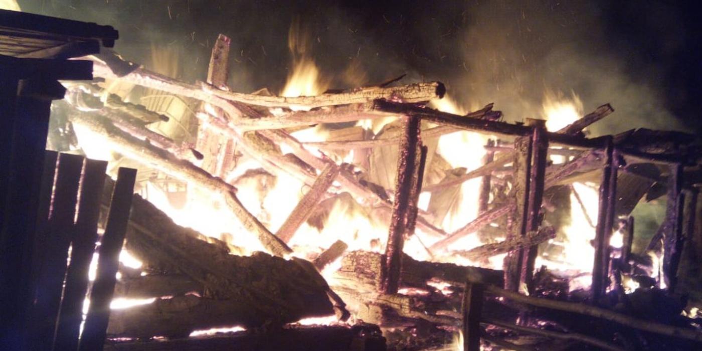 Un incendiu puternic a izbucnit seara trecută la un grajd din localitatea Leurda, comuna Cășeiu
