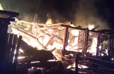 Un incendiu puternic a izbucnit seara trecută la un grajd din localitatea Leurda, comuna Cășeiu