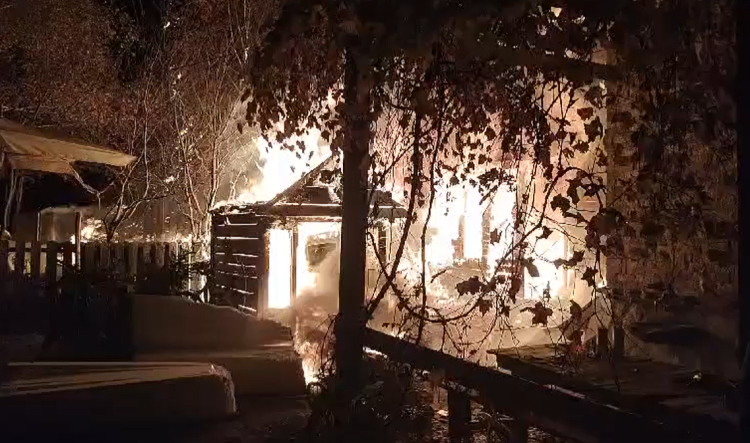 Incendiu puternic, azi-noapte, într-o gospodărie din localitatea clujeană Sălicea