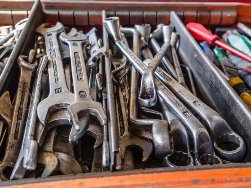 Instrumente pe care oricine ar trebui să le aibă în cutia de scule