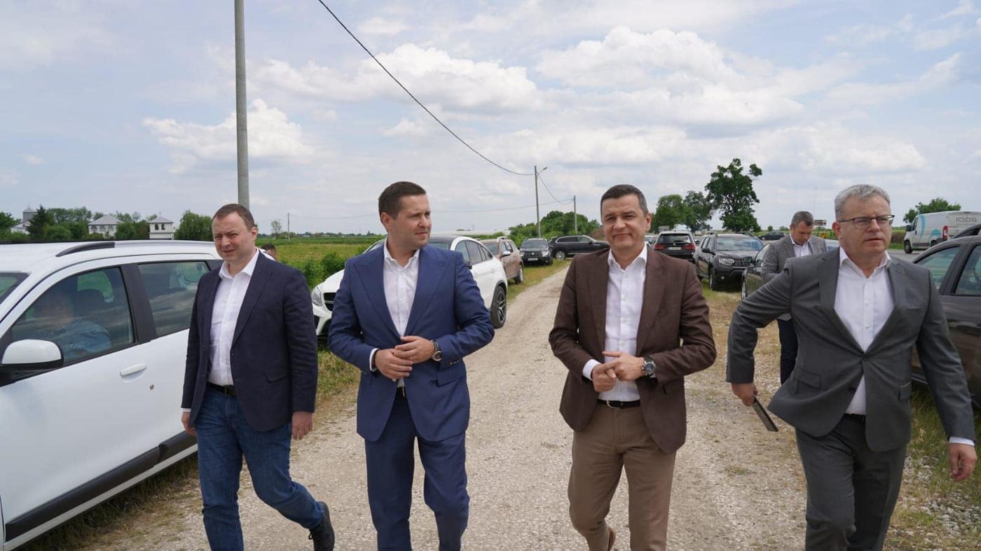 Sorin Grindeanu şi preşedintele Consiliului Judeţean Dâmboviţa au dat startul lucrărilor pentru extinderea la patru benzi a DN7 Bâldana Titu / Proiectul are o valoare de 258 milioane lei