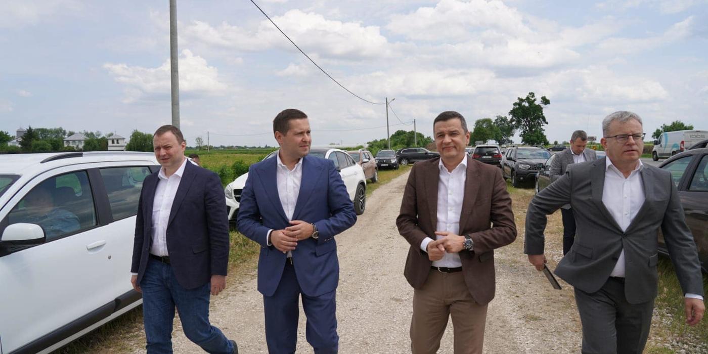 Sorin Grindeanu şi preşedintele Consiliului Judeţean Dâmboviţa au dat startul lucrărilor pentru extinderea la patru benzi a DN7 Bâldana Titu / Proiectul are o valoare de 258 milioane lei