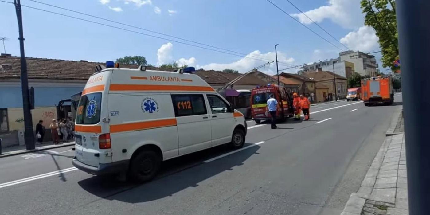 Femeie lovită de mașină, pe strada Moților din Cluj-Napoca, în timp ce traversa neregulamentar