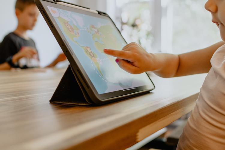 Școlile speciale din Cluj vor primi echipamente digitale noi, din fonduri europene