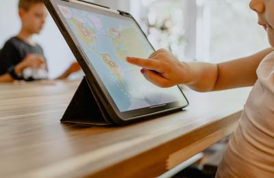 Școlile speciale din Cluj vor primi echipamente digitale noi, din fonduri europene