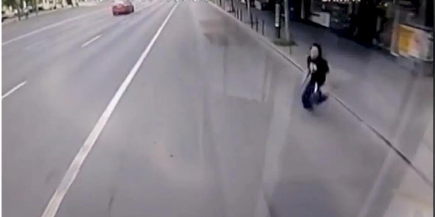 Gest șocant în București. Un tânăr s-a aruncat în fața unui autobuz STB, duminică dimineață, pe Bd. Magheru
