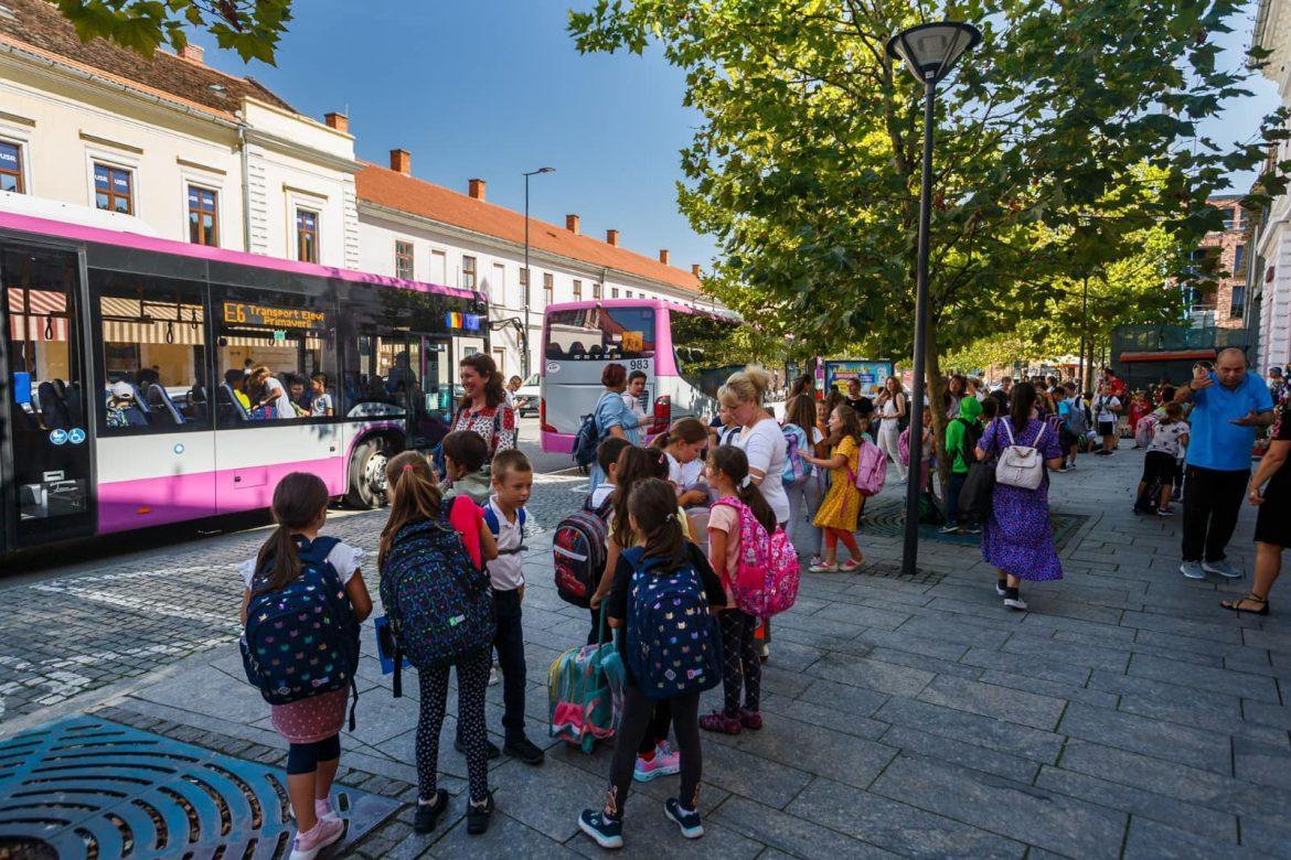 Începând cu luna noiembrie, cel târziu, elevii din zona metropolitană vor putea circula gratuit cu mijloacele de transport în comun