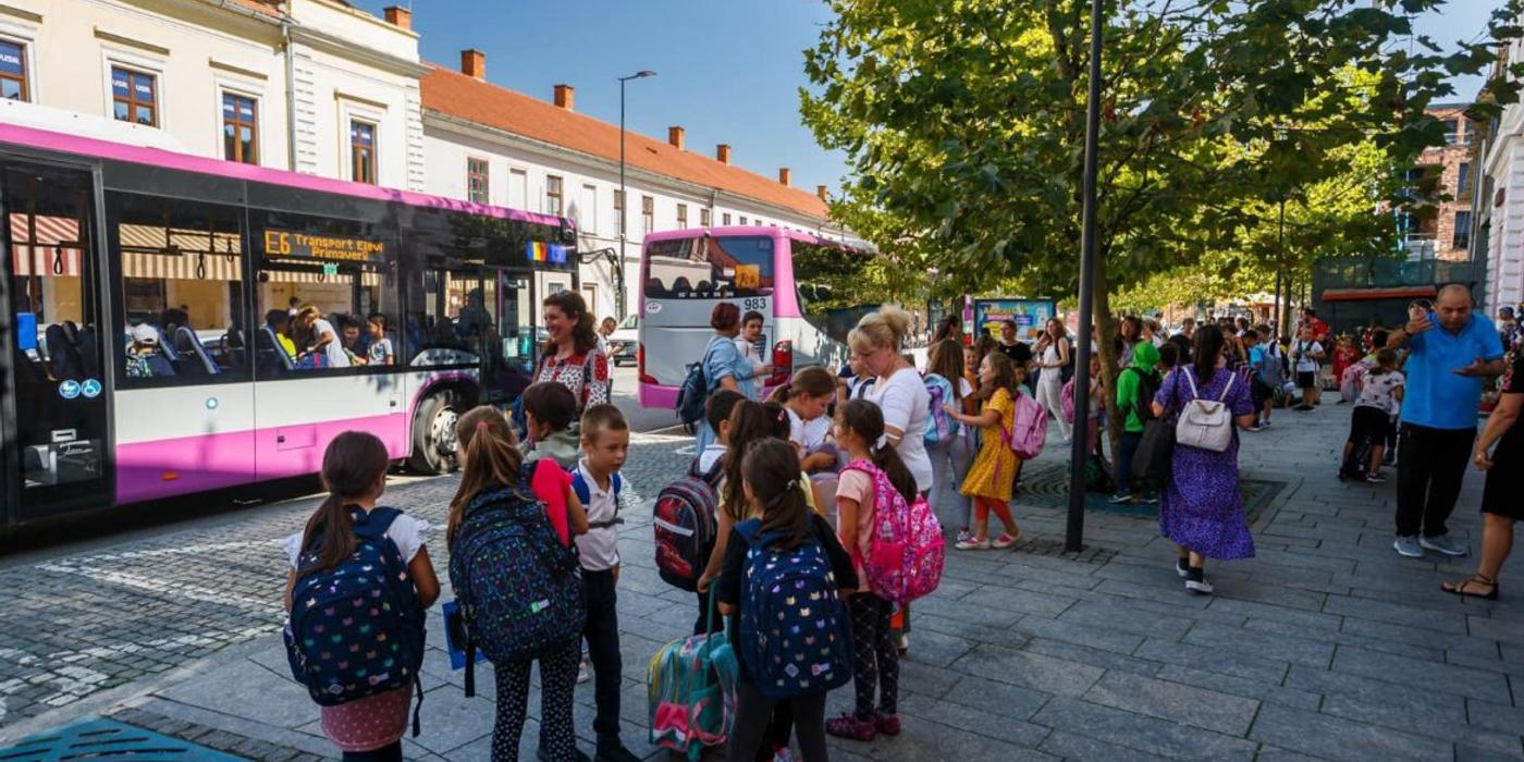 Începând cu luna noiembrie, cel târziu, elevii din zona metropolitană vor putea circula gratuit cu mijloacele de transport în comun