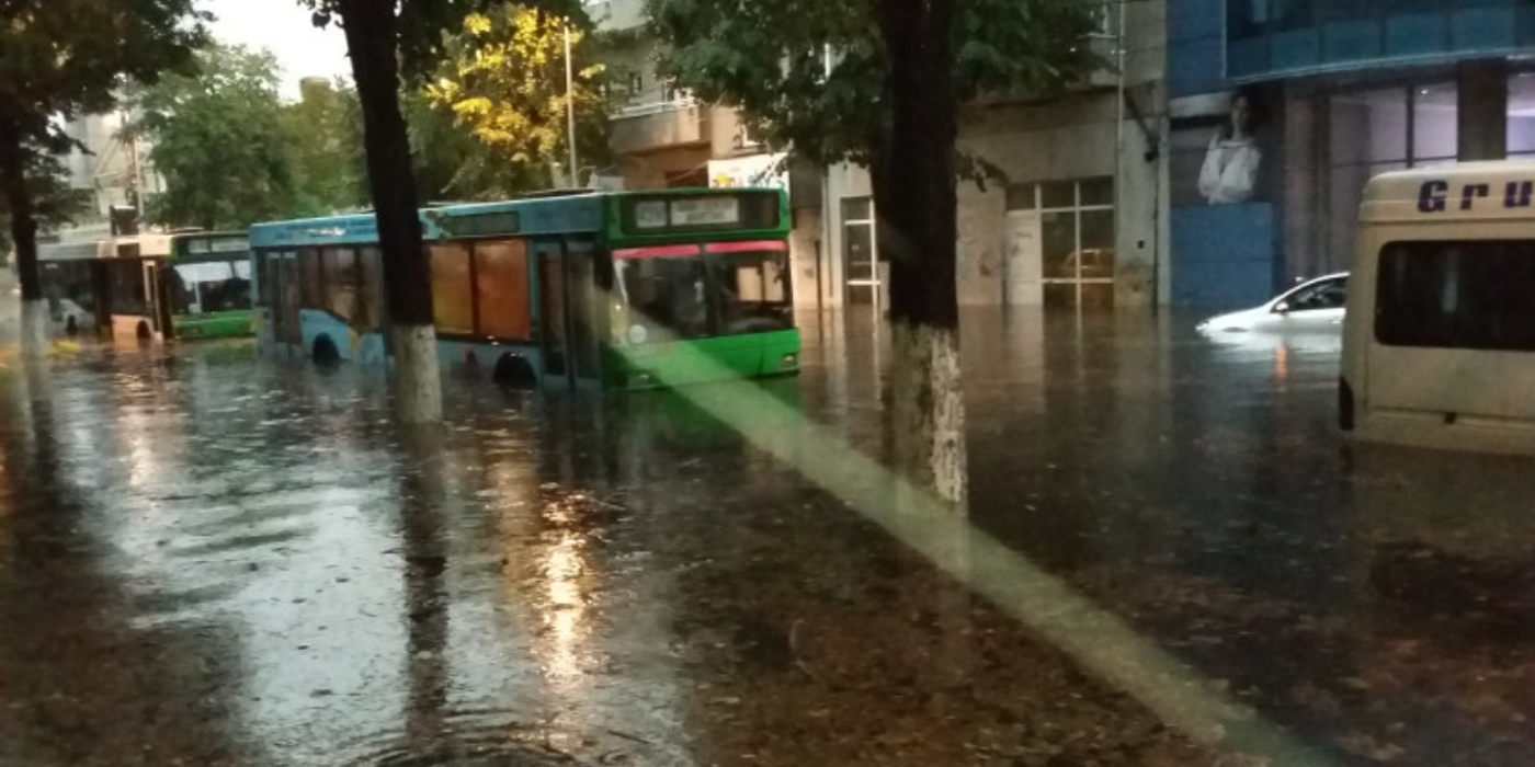 Ploaie torențială și Cod Galben la Constanța. Puncte critice de acvaplanare și acumulări masive de apă