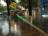 Ploaie torențială și Cod Galben la Constanța. Puncte critice de acvaplanare și acumulări masive de apă