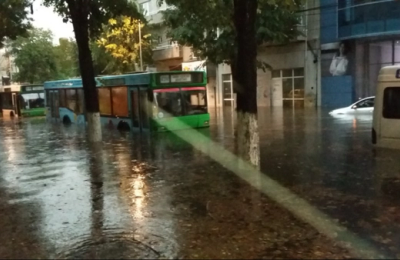 Ploaie torențială și Cod Galben la Constanța. Puncte critice de acvaplanare și acumulări masive de apă