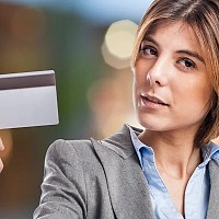 O nouă escrocherie cu cardul bancar golește contul instant. Banca nu va bloca tranzacția