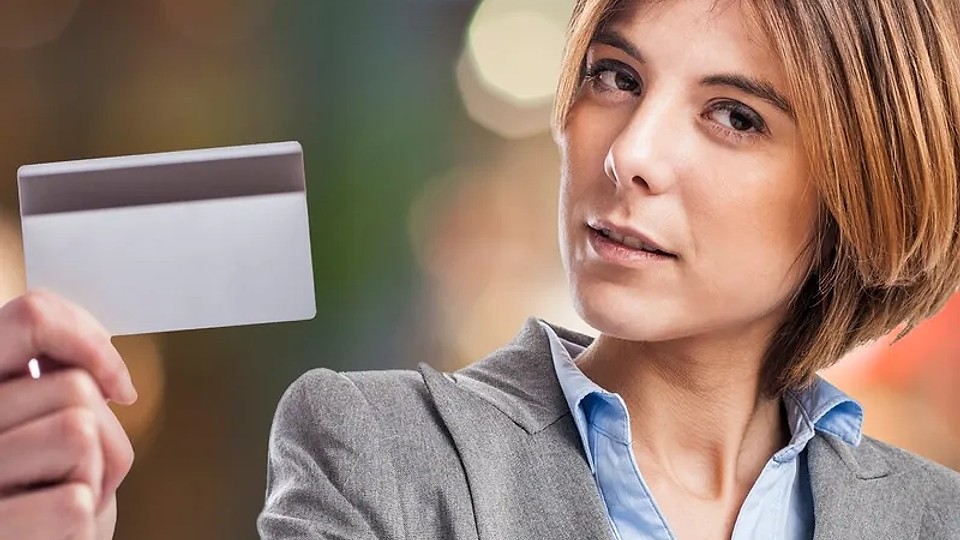 O nouă escrocherie cu cardul bancar golește contul instant. Banca nu va bloca tranzacția
