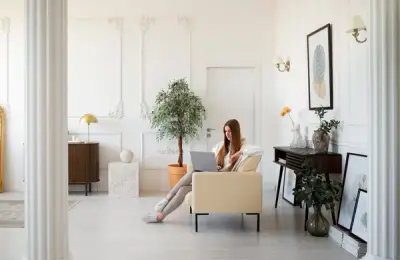 Modern Trends in Interior Design: Minimalist vs. Maximalist Decor