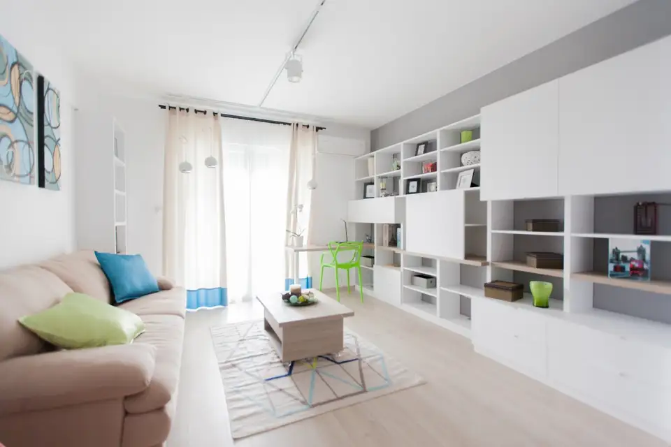 Amenajare de garsoniera din Arad spatiu multifunctional, colorat si vesel