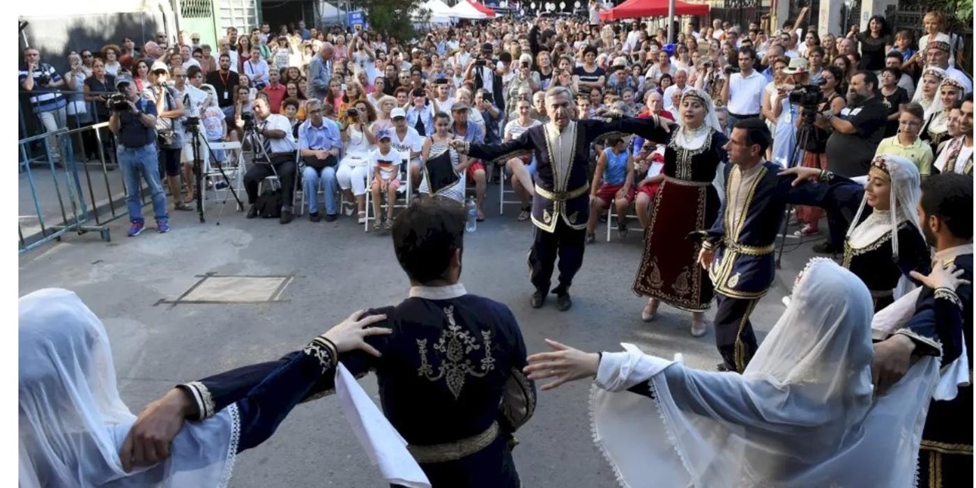 Între 26 și 27 august, are loc în premieră a Grădina Botanică „Dimitrie Brândză” din București, Festivalul Strada Armenească