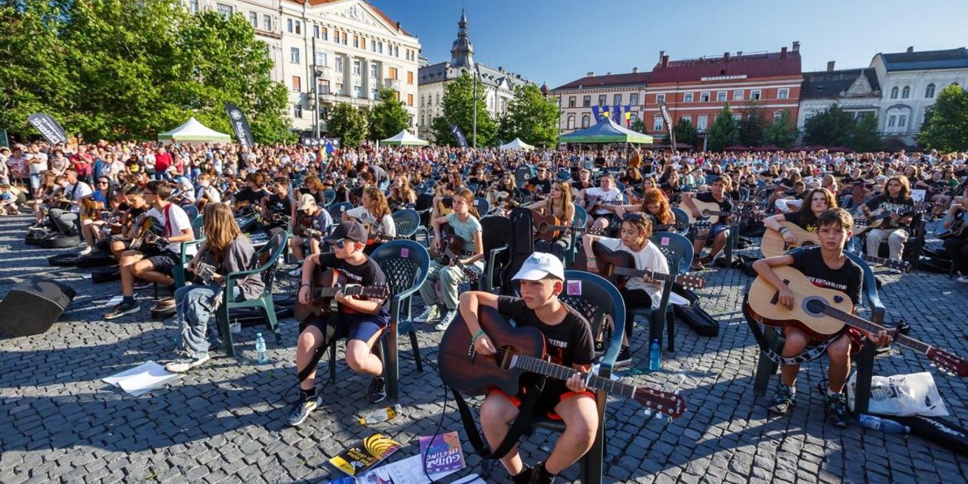 Ieri, în centrul Clujului, peste 400 de tineri chitariști au participat la evenimentul Pune mana pe chitara