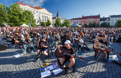 Ieri, în centrul Clujului, peste 400 de tineri chitariști au participat la evenimentul Pune mana pe chitara