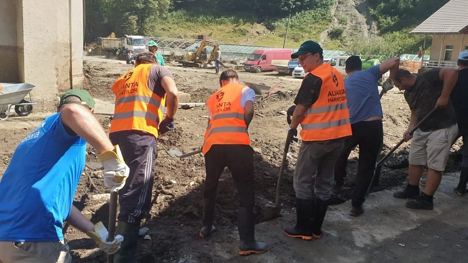 Alianța Părinților a distribuit două tone de ajutoare sinistraților din județele afectate de inundații