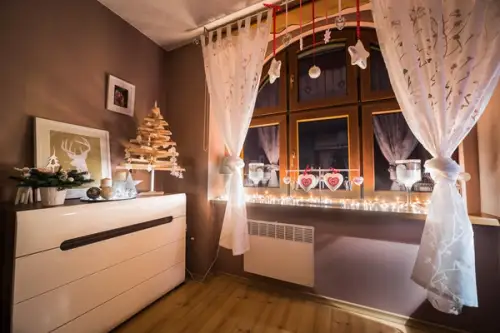 Inspiratie de sarbatori spatiul unui apartament decorat de Craciun