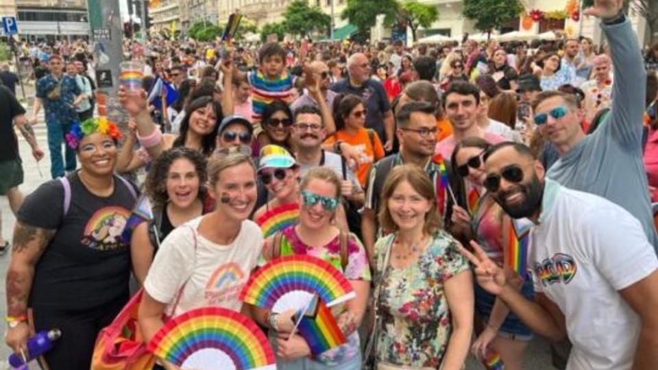 VIDEO Dezvăluiri explozive! Erin Elmore (Departamentul de Stat): Fosta ambasadoare SUA la București, Kathleen Kavalec, avea la reședința sa tablouri cu ritualuri satanice cu bebeluși. Când am aflat, în 15 minute eram la telefon cu echipa lui Marco Rubio Acesta este motivul pentru care Statele Unite ale Americii au retras-o din România