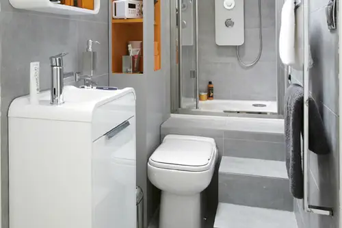 10 modele moderne de bai mici extrem de stilate